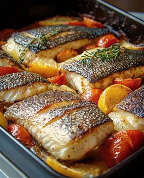 Ingredientes frescos (tomates, cebolla, ajo, laurel) en una bandeja para asar antes de ir al horno