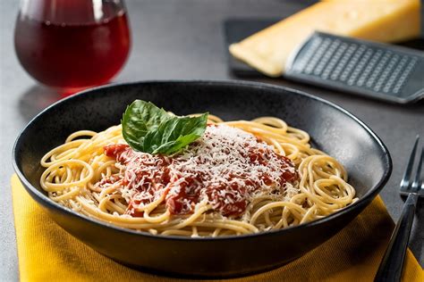 Ilustración comparando pasta al dente, pasada y cruda
