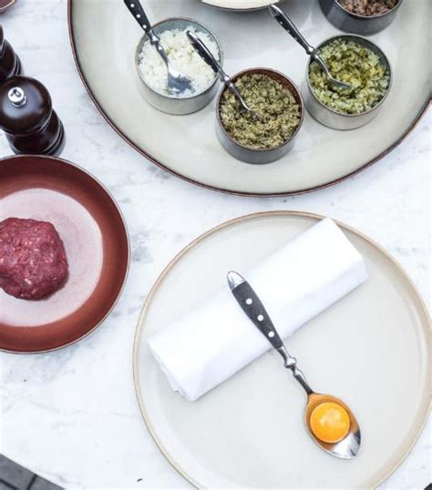 Preparación del steak tartar, cortando la carne a cuchillo