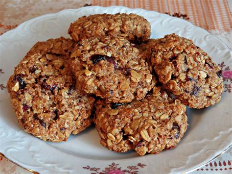 Niños decorando galletas caseras de avena y nuez.