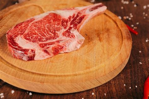 Pieza de carne de ternera cruda, lista para ser atada