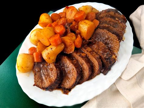 Plato servido de carne asada en olla a presión con patatas y salsa