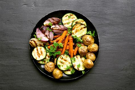 Montaje de diversos platos veganos coloridos y apetitosos