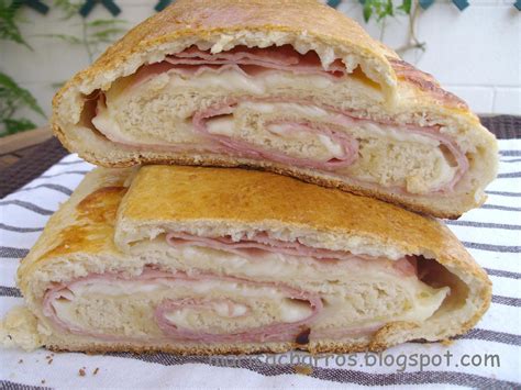 Esquema de montaje de capas: pan, relleno cremoso, pan, jamón y queso, pan y cobertura final