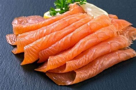 Fotografía de láminas finas de salmón crudo listas para ser dispuestas en un plato