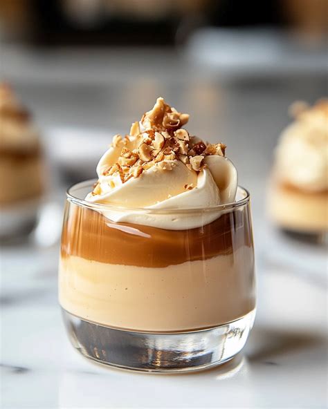 Plato de mousse de dulce de leche decorado con praliné
