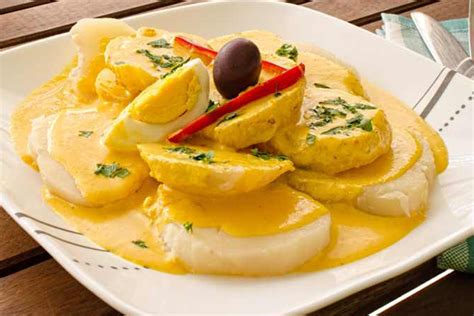 Mesa con crema huancaína y otros platillos peruanos