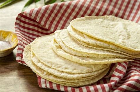 Tortillas envueltas en un trapo de cocina húmedo