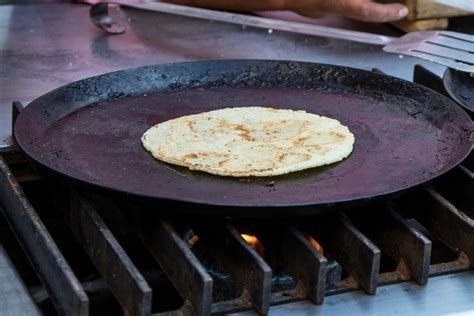 Tortillas calentándose en un comal tradicional