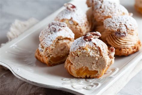 Primer plano de un postre estilo Choux relleno de crema de café con un acabado profesional