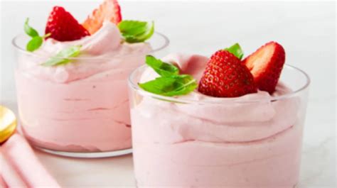 Ingredientes para mousse de frutilla: crema, puré de frutillas, leche condensada, gelatina