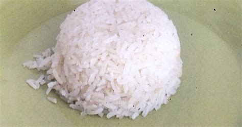 Arroz blanco graneado en un bol