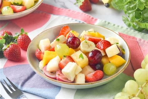 Montaje de fotos mostrando diversos platos y bebidas con piña: zumo, ensalada de frutas, cerdo agridulce, tarta.