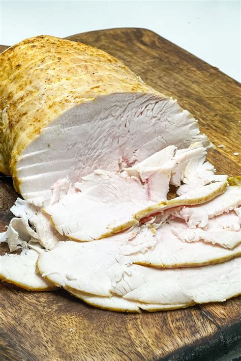 comparación visual entre pechuga de pavo natural y fiambre de pavo procesado