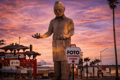 Monumento al Cocinero Chino en Mexicali, México, con un arco tradicional chino al lado.