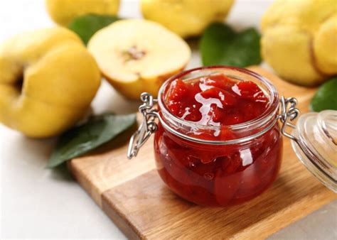 Sinfonía de texturas: una crema de membrillo casera servida en frasco de vidrio junto a frutos frescos.