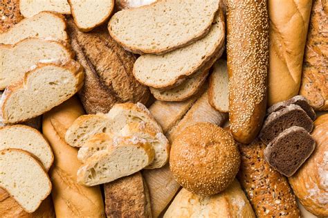 Foto de diferentes tipos de panes con buena altura y crocancia, como marraquetas y baguettes.