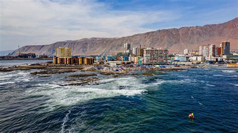 Foto histórica o ilustración del barrio El Morro en Iquique, con el mar y la Compañía de Alumbrado y Gas de fondo.