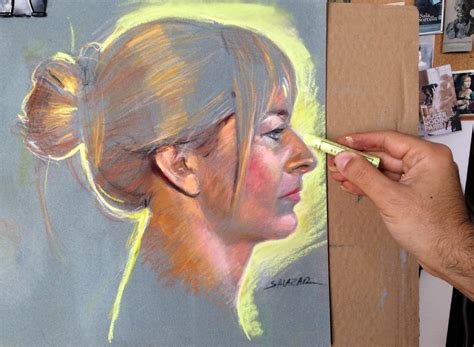 Proceso de pintura de un retrato al pastel, mostrando la aplicación de capas y detalles en curso