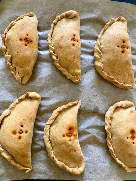 Imagen de empanadas sin gluten recién horneadas