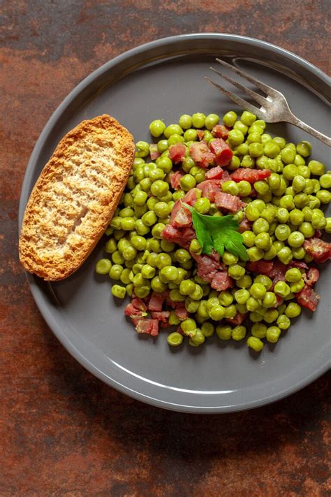 Arvejas frescas y secas, mostrando la variedad de ingredientes para el hummus.