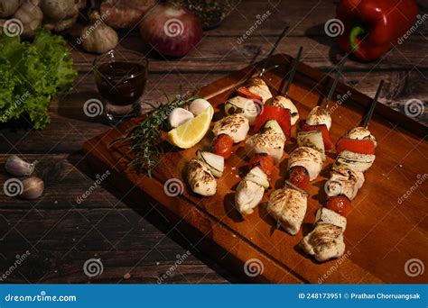 Foto de brochetas de calamar a la parrilla listas para servir