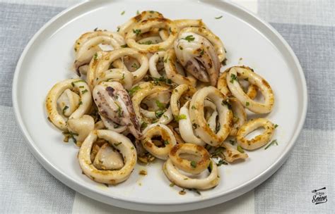 Foto de brochetas de calamar al ajillo con perejil