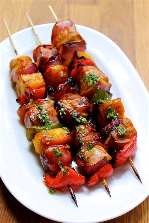 Foto de brochetas de calamar con pimientos y piña
