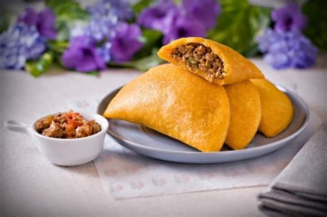 Empanadas dulces y saladas en un mercado