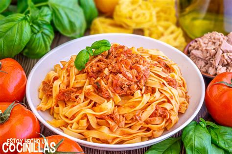 Plato de tallarines con salsa roja y albahaca