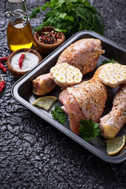 Variedad de muslos de pollo listos para cocinar