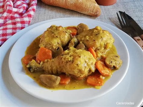 Plato terminado de muslos de pollo con verduras y salsa
