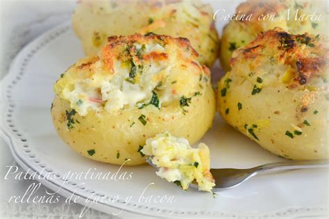 Foto detallada de papas rellenas con queso gratinado saliendo del horno
