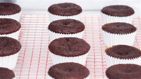 Foto de cupcakes de chocolate recién horneados en capacillos