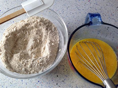 Ingredientes secos y húmedos combinándose en el vaso de la Thermomix