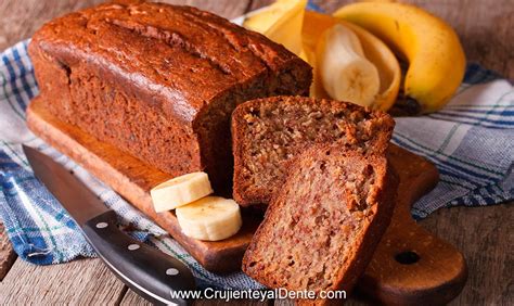 Bizcocho de plátano decorado con azúcar glass y listo para servir