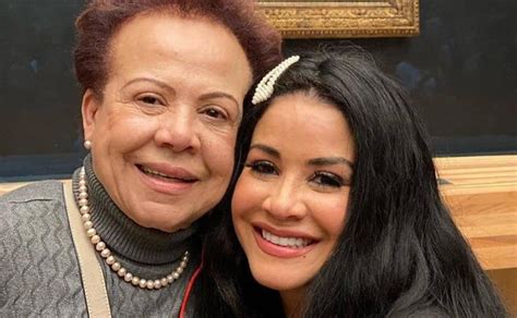 Foto de Carolina Sandoval con su mamá, Amalia Guzmán de Sandoval, en el Museo del Louvre