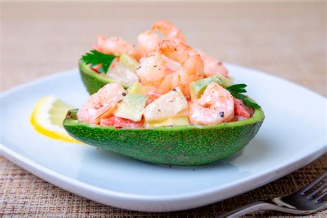 Imagen de los ingredientes del relleno de camarones y aguacate listos para mezclar