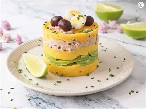 Imagen de una Causa Limeña de camarones decorada con aceitunas y camarones enteros