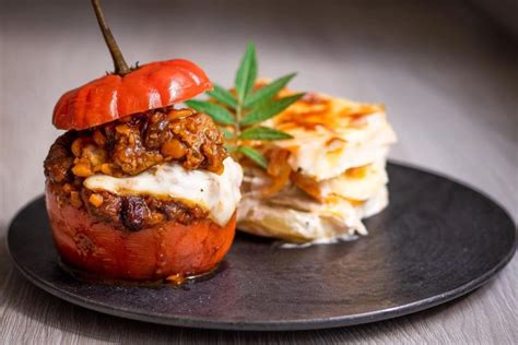 Plato de rocoto relleno servido con frejoles, una especialidad destacada del menú.