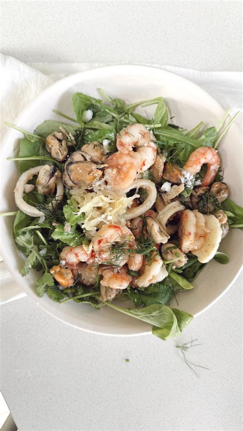 Mix de mariscos frescos con cebolla morada, cilantro y lima