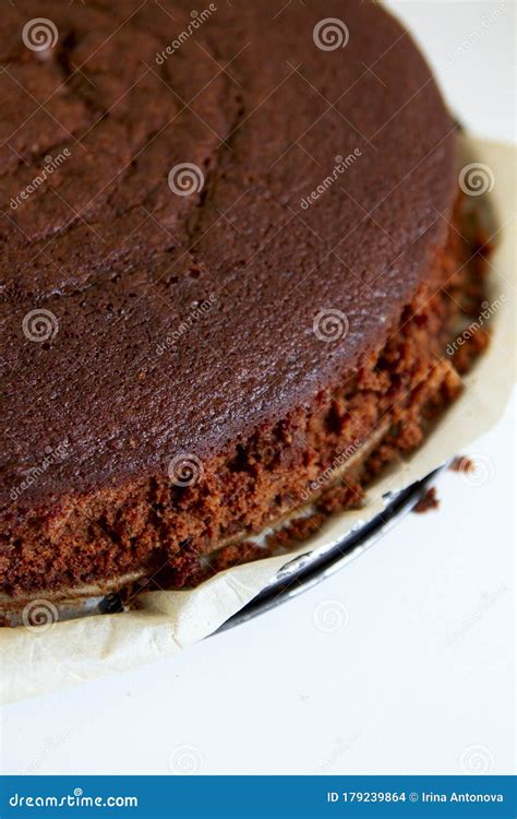 bizcocho de chocolate recién salido del horno