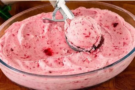 Ingredientes para helado casero de frambuesa: frambuesas frescas y congeladas, sirope de arce, limón