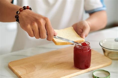 Persona untando mermelada en una tostada con un cuchillo para untar ergonómico