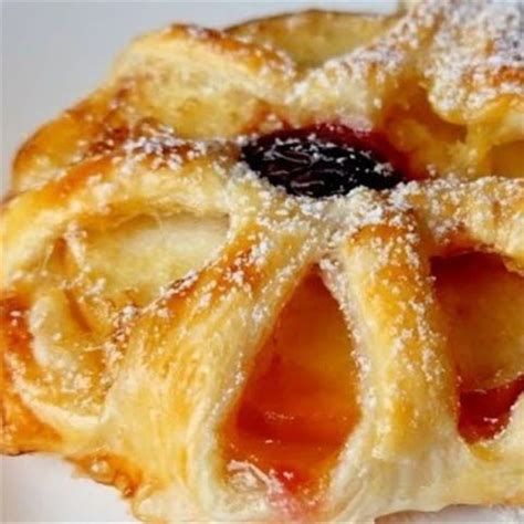 Foto de varios pastelitos de hojaldre con manzana recién horneados sobre una rejilla