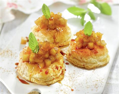 Hojaldres de manzana listos para ser servidos, decorados con azúcar glas y almendras