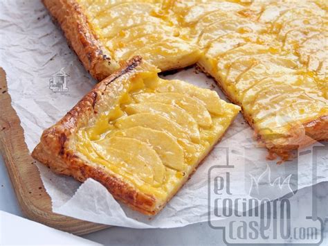 Banda de hojaldre con crema pastelera y rodajas de manzana, decorada con brillo