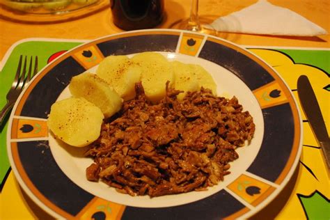 Foto de un plato de pino de changles con papas