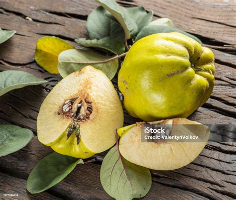 fruta de membrillo madura con color amarillo dorado