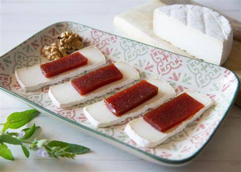 Plato de queso con membrillo y frutos secos